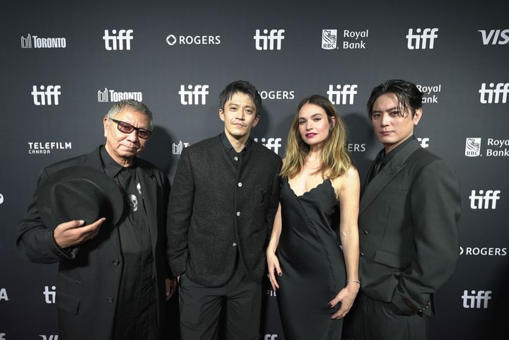 レッドカーペットに立つ三池崇史監督、小栗旬、リリー・ジェームズ、間宮祥太朗