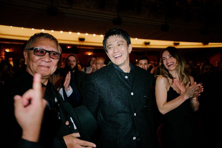 上映後、客席で拍手を受ける三池崇史監督、小栗旬、リリー・ジェームズ