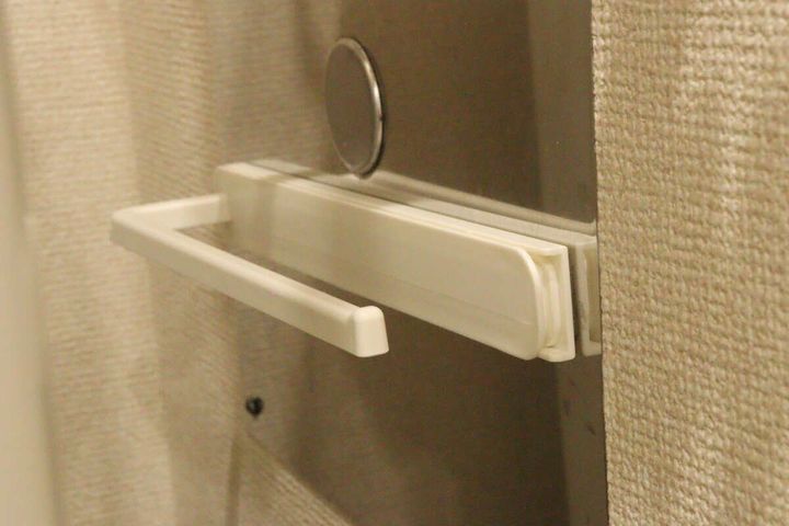 壁に設置されたダイソー粘着スライド式タオルフック（収納時）
