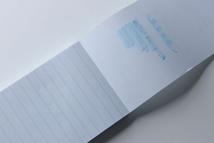蛍光ペンで線を引いたノートの裏側の裏抜け