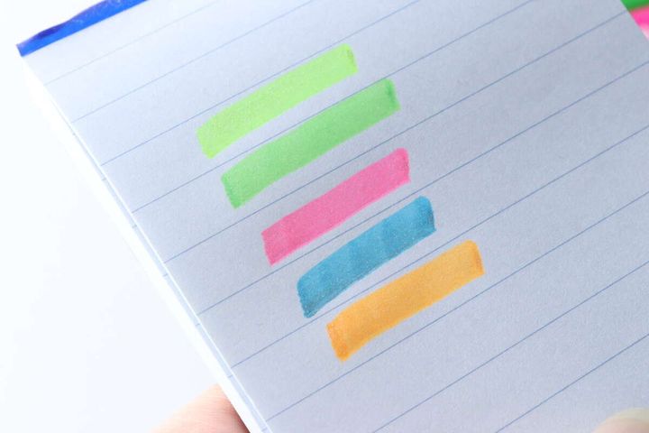ノートに引かれた5色の光沢インクの線