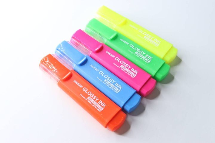 黄色、緑、ピンク、青、オレンジの蛍光ペン5本