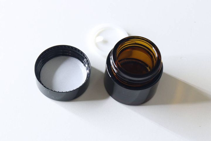 クリームケースの本体、黒い外フタ、白い内フタ