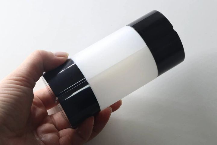 女性の手に持たれたダイソーの詰替容器ボトルセット