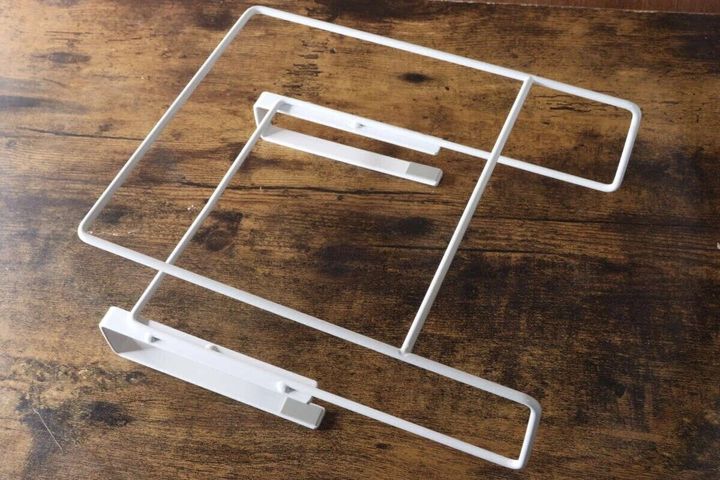木目のテーブルに置かれた白いワイヤー製ラック