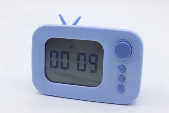 青いテレビ型デジタル時計がタイマー「00 09」を表示している