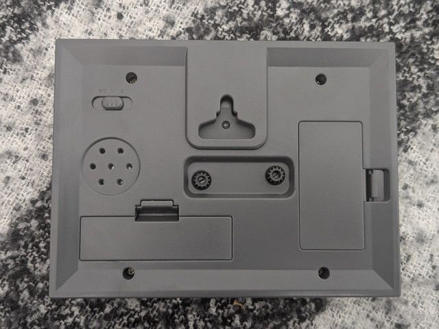 裏面の電池ボックスとスタンドのディテール写真