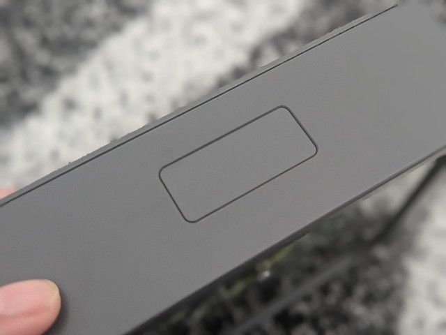 側面のスピーカー部分のディテール写真
