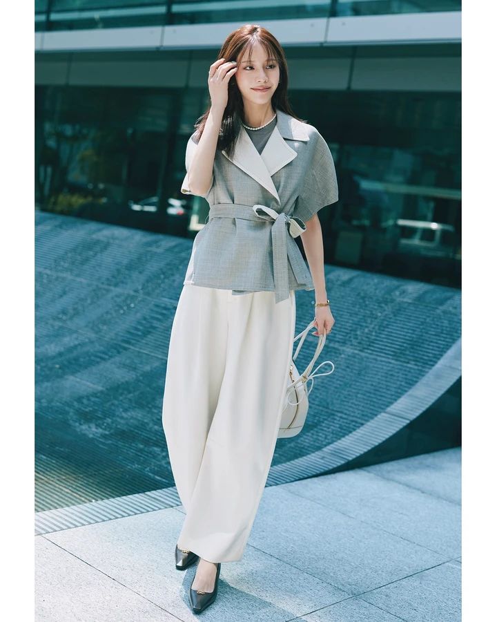 貴島明日香 ペプラムトップスコーデ