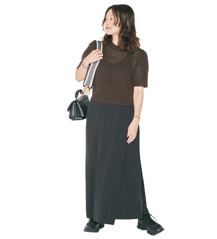ニューバランスの黒スニーカー（スタイリスト吉村友希さん）