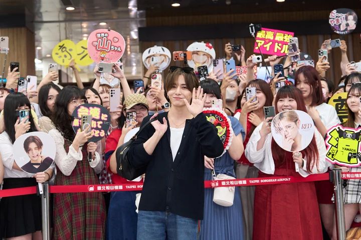 うちわを持った大勢のファンとRyosuke Yamadaさん