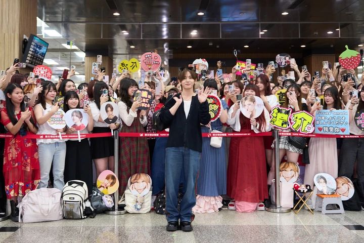 空港で大勢のファンに囲まれるRyosuke Yamadaさん