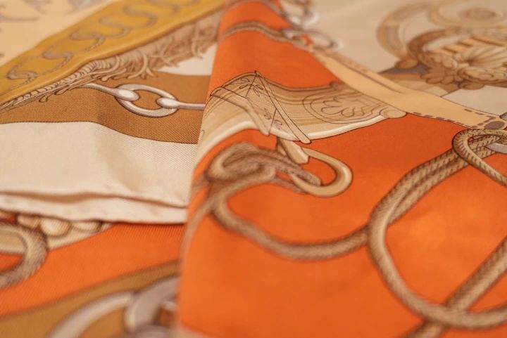 華やかなオレンジ×ベージュのスカーフ