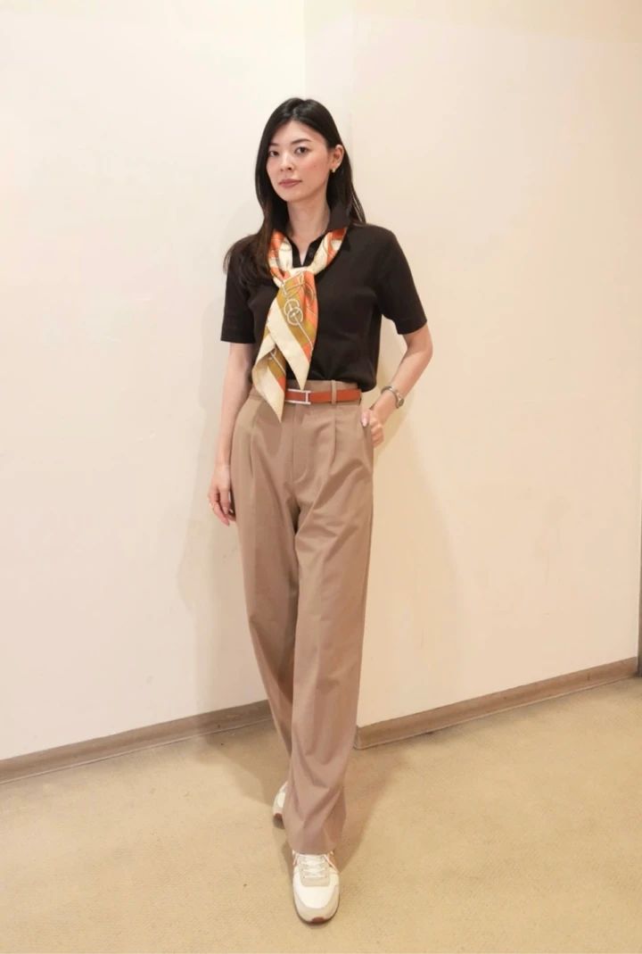 UNIQLOのブラウンニットとベージュパンツにオレンジのスカーフを合わせた通勤コーデ