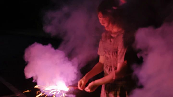 ザランタン東かがわで花火を楽しむ女性