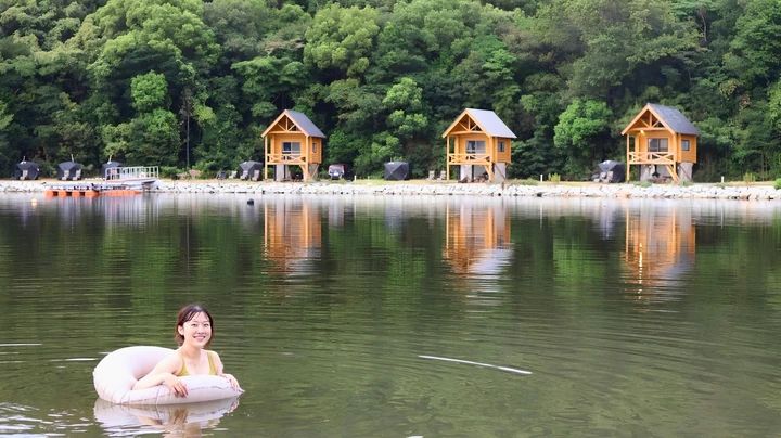 ザランタン東かがわの海を水着で楽しむ女性