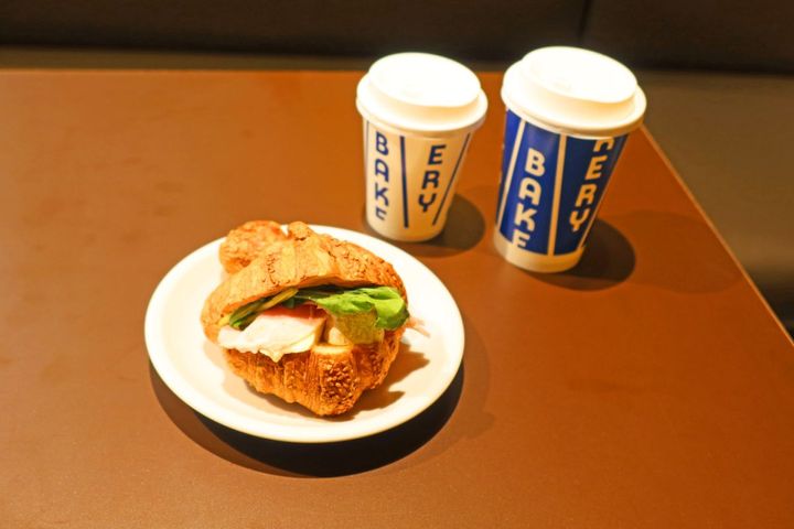THE CITY BAKERY + Bar ＆ Grill「クロワッサンサンド カマンベール＆ハム」