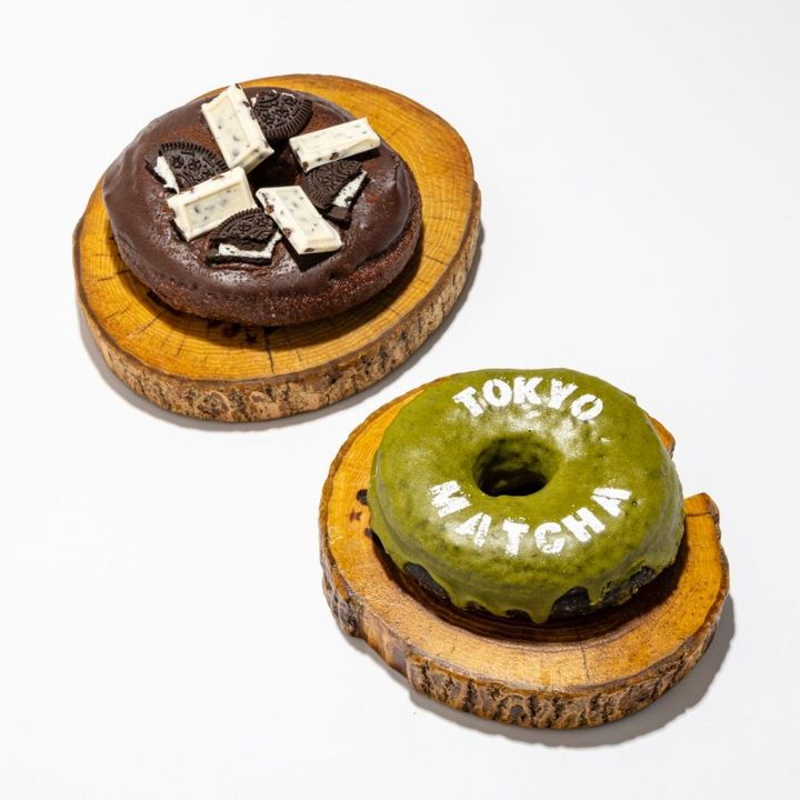 The Little BAKERY Tokyo「クッキー&クリームチョコレートドーナツ」「東京ブラック抹茶ドーナツ」