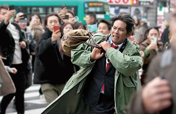 『踊る大捜査線 N.E.W. メトロポリスを駆け抜けろ！』で警視庁捜査一課に着任した青島俊作(織田裕二)が仲間たちと事件解決に大奮闘！ [c]2026フジテレビジョン BSフジ ビー・エー・シー