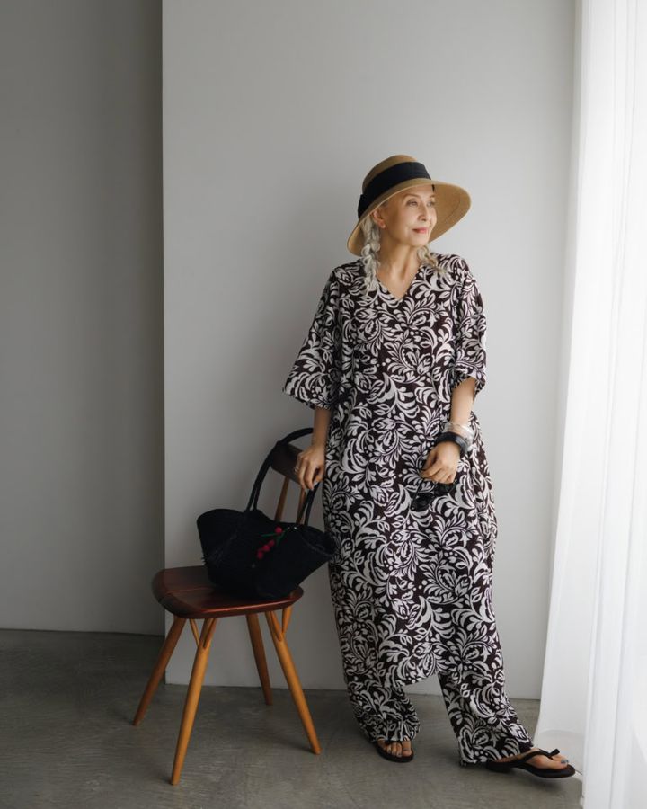 ワンピース¥52,800、パンツ¥42,900／ともにプレインピープル、バッグ¥55,000／メゾンエヌアッシュ パリ（すべてプレインピープル青山）、帽子¥6,930／OVERRIDE 神宮前、リング（3個セット）¥37,620、ブレスレット（3個セット）¥15,400／ともにラブ・エージェイ（ズットホリック）、サンダル¥24,200／ラオコンテ（フラッパーズ オンラインストア）、サングラス／スタイリスト私物