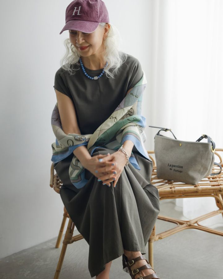 ワンピース¥31,900／ティッカ、ストール¥15,400／マニプリ、キャップ¥6,490／ヘルシーデニム、バッグ¥16,500／ルミノア（ともにゲストリスト）、ネックレス￥35,640／ラブ・エージェイ、ブレスレット￥28,600／アドラル（ともにズットホリック）、サンダル¥33,000／ビルケンシュトック（ビルケンシュトック・ジャパン カスタマーサービス）