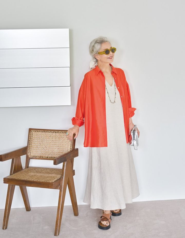 シャツ¥8,990／プラステ、ワンピース¥24,000、シュシュ￥2,000／バナナ・リパブリック、サングラス¥104,500／アイヴァン 7285 トウキョウ、ネックレス¥13,200／アデュー トリステス、リング¥40,480／ピニャッタ（ズットホリック）、バッグ¥35,200／ジャンニ キアリーニ（ジャンニキアリーニ 銀座店）、サンダル¥35,200／レキップ
