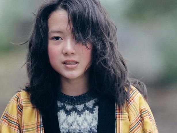 京本の子ども時代、リトル京本を演じた岡田六花 [c]藤本タツキ／集英社 [c]2026 K2 Pictures・集英社