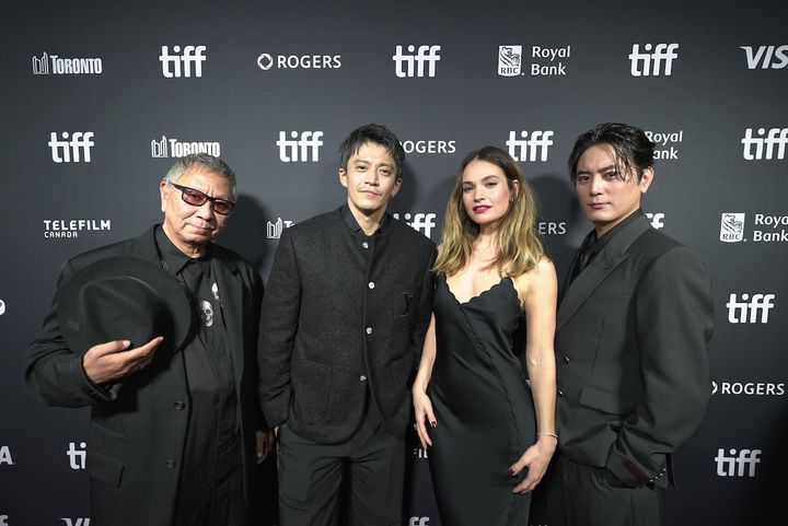 映画『バッド・ルーテナント：トウキョウ』トロント国際映画祭ワールドプレミアに登壇した（左から）三池崇史監督、小栗旬、リリー・ジェームズ、間宮祥太朗 （C）2026 BLT TOKYO LIMITED. All Rights Reserved. width=