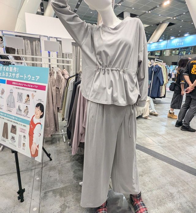ギャザープルオーバーとパンツを着たマネキン