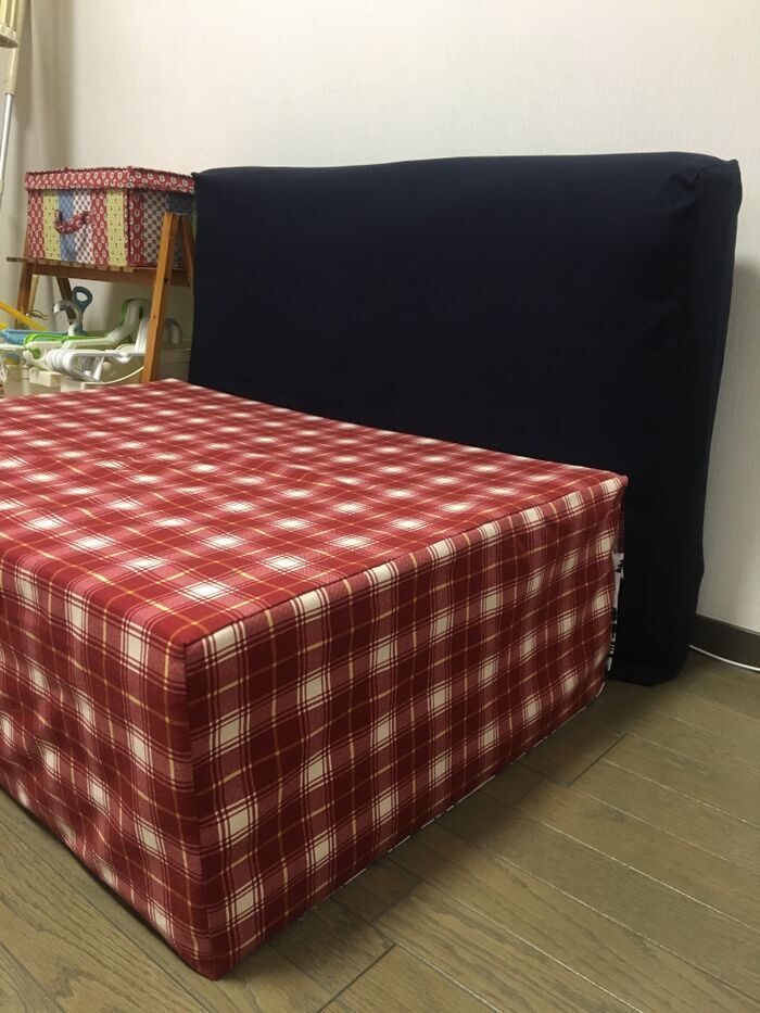 「押入れに入らない布団」がまさかの大変身！？布で包んで重ねるだけの「なんちゃってソファー」が天才的すぎた