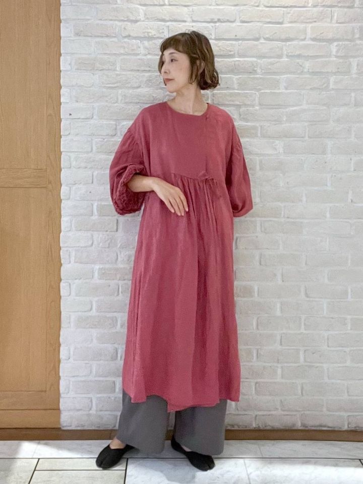 ナチュラルな肌触りで気持ちよく過ごせるリネンワンピース 出典：WEAR