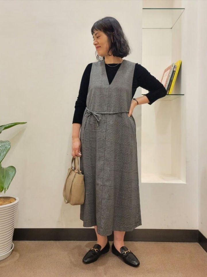 Vネックのジャンパースカートはウエストマークで脚長効果も 出典：WEAR