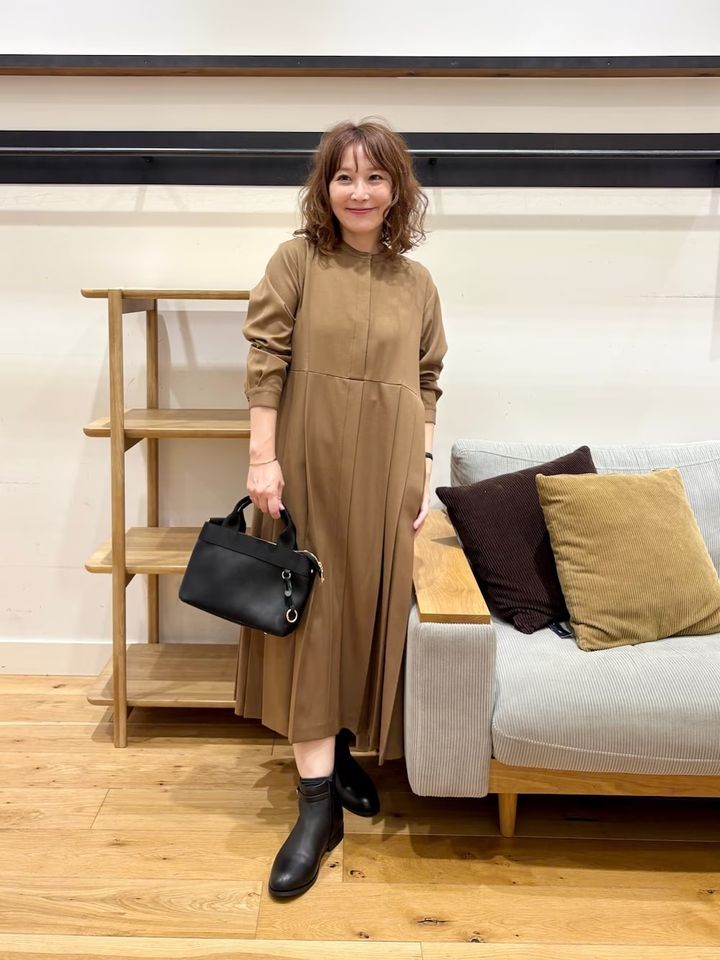 プリーツが上品なワンピースは「ブラウン」で今っぽさをプラス 出典：WEAR