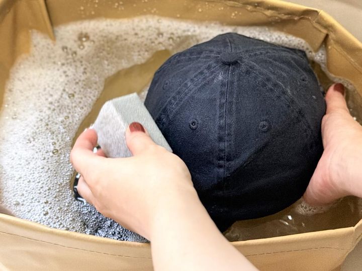 画像2: まさかの“あのキッチングッズ”にかぶせて手洗い