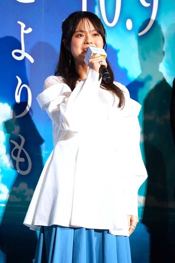 浜辺で倒れていた謎の少女、秋鹿七緒役の永瀬アンナ