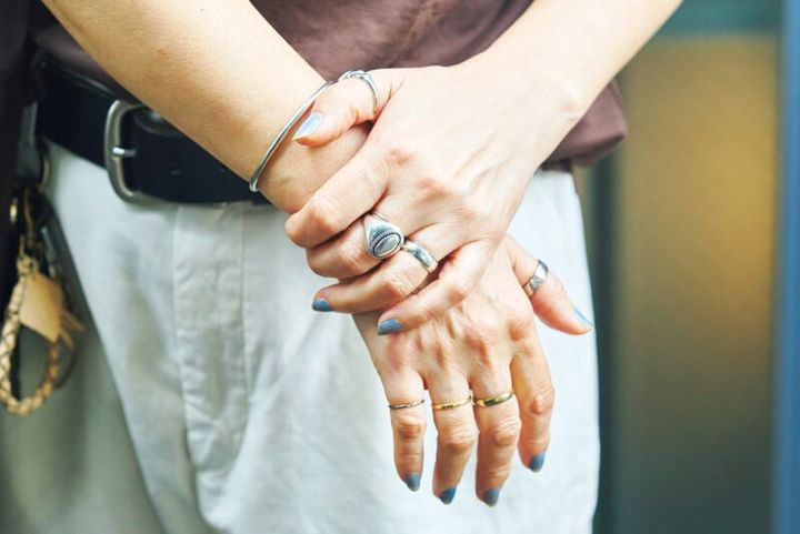 手元は思い入れのあるシルバーアクセサリーを中心に。
