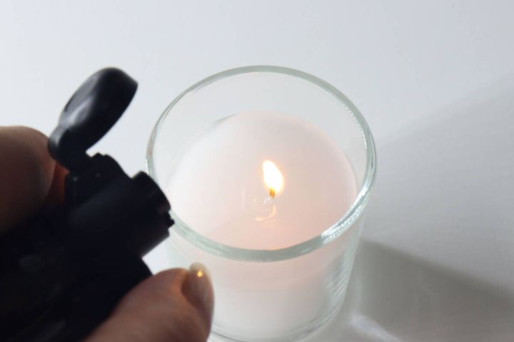 黒いライターでローソクに火をつけている様子