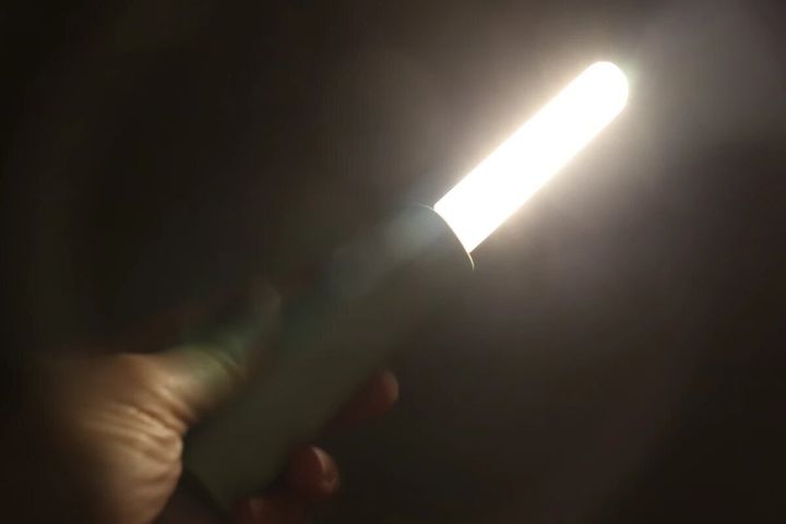 暗闇で女性の手に持たれたUSBライトが点灯
