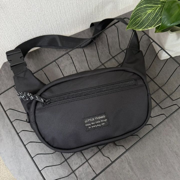 黒いボディバッグがワイヤーラックに置かれている