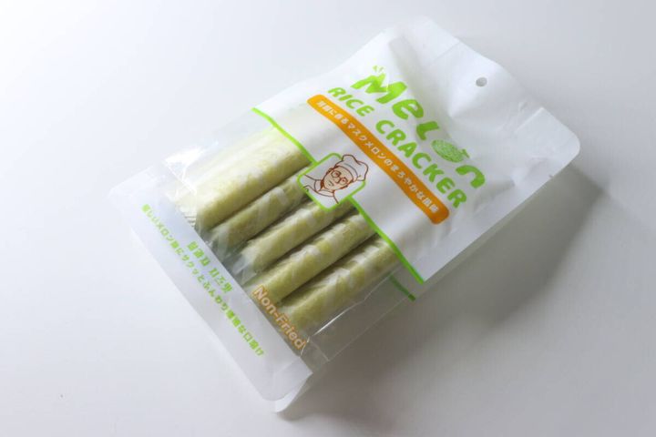 白い背景に斜めに置かれたメロン味ライスクラッカー