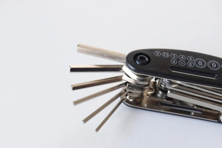 黒い本体から複数の六角レンチが扇状に開いた工具