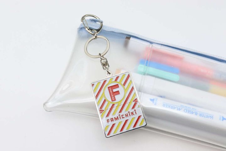 ファミチキBIGキーホルダーが透明ペンケースに付いている