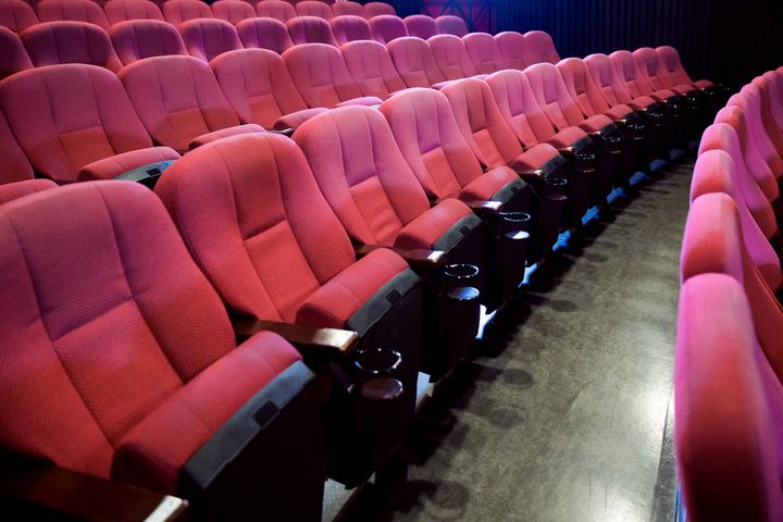 映画館で惨事！隣の子どもにジュースをこぼされ親は無反応