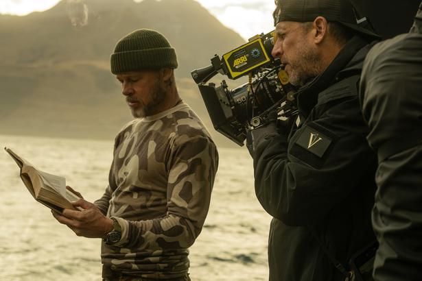 【写真を見る】湖をバックに撮影に挑むブラッド・ピット [c]2026 Paramount Pictures. All Rights Reserved.