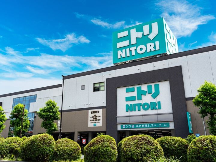 ニトリの「マグネットがくっつく つっぱりキッチンパネル」は、突っ張り式で取り付けられるマグネット対応のキッチン壁面アイテムです。スパイスラックやツールスタンドと組み合わせて使えると話題になっており、その魅力を紹介します。