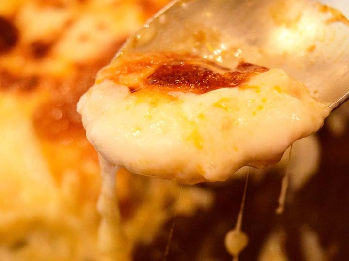ホワイトソースとチーズはとても濃厚で、コクのある味わいが楽しめます。