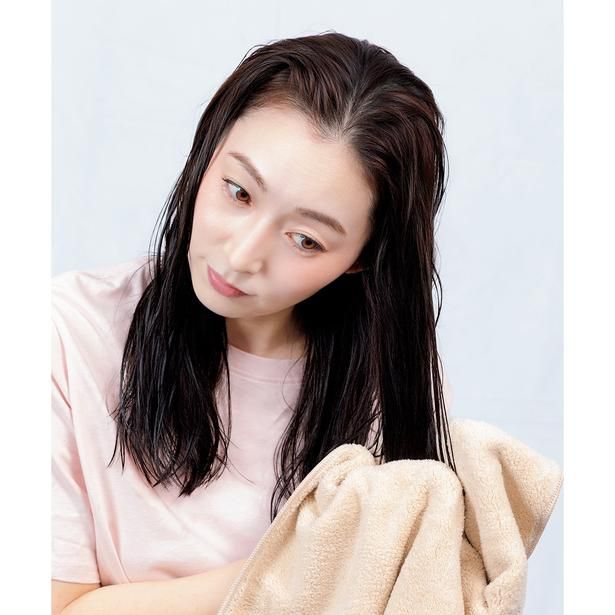 ゴシゴシこすったり、髪をタオルでつかんで引っ張ると、髪が傷む原因に 撮影／布川航太