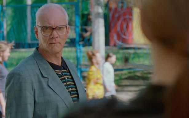 主人公エヴィレンコ役を演じるにあたってマルコム・マクダウェルは、実際のチカチーロの映像を参考にし怪演 [c]2004 Pacific Pictures／Jean Vigo Italia／Cinestudio Luch. All Rights Reserved.[c]2026 Cinecittà S.p.A. All Rights Reserved. Distributed in Japan by King Records Co Ltd under exclusive license from Hollywood Classics International Ltd on behalf of Cinecittà S.p.A.