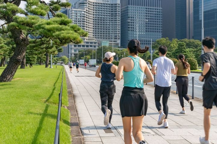 東京都千代田区皇居の外周を走る皇居ランニング ランナーたちの後ろ姿