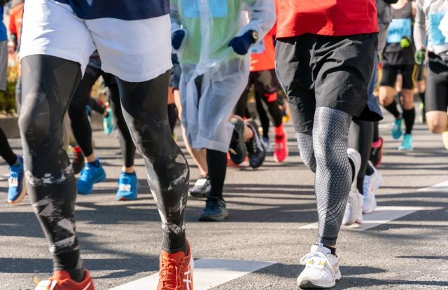 マラソン大会イメージ 走るランナーたちの足元